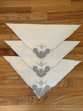 Embroidered Vintage-Style Linen Napkins with Crocheted Lace Trim - Set of 3